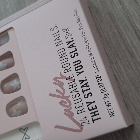 NIB Reusable nails - Picture 3 of 10